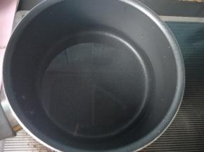 锅内放水，烧开。