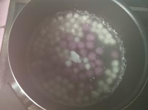 放入汤圆，有水蒸气，拍照不是很清晰。