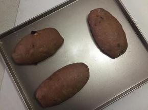 直接做长条形，橄榄形，都可以，整形完成放入35度的环境下发酵至两倍大，可以放杯温水用以调节增加发酵环境的湿度