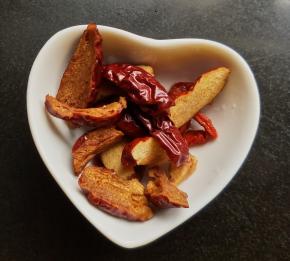 红枣洗净，去核，剪成小块。