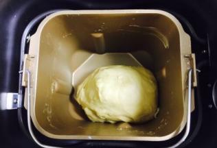 面包机和好的面团，面团较干，不用出筋膜。和好的面团放在面包机里发酵。