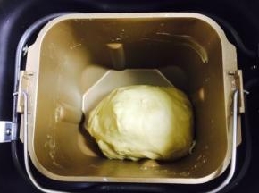 面包机和好的面团，面团较干，不用出筋膜。和好的面团放在面包机里发酵。