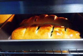 面包烤到20分钟后很易上色，请随时注意观察大面包的颜色，颜色满意后就盖上锡纸。烤好大面包后，将大面包移至晾晒网晾凉食用，一次吃不完的话放在保鲜袋里，放在阴凉通风的地方常温保存即可，保质期半个月。