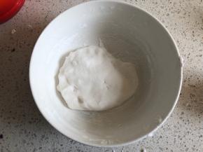 木薯淀粉加沸腾的开水，一边慢慢加入一边用筷子搅拌，直到没有干粉，然后上手揉到面团成型不会粘手，盖上保鲜膜松弛20分钟