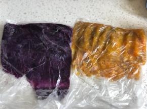 上锅蒸20分钟直到紫薯和红薯完全变软，一戳就烂，放入保鲜袋里，用擀面杖按压成蓉