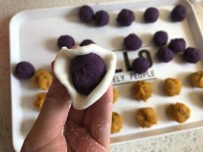 把面团搓长条，切小段，取一段揉圆擀压成薄皮，包入一个馅