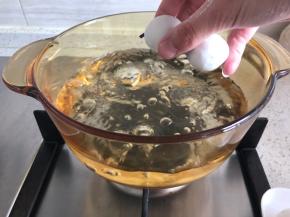 坐一锅热水，水沸腾后下汤圆