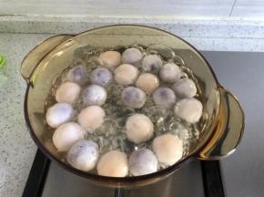 煮到汤圆飘起，加一次冷水继续煮，再煮几分钟看到汤圆开始显色，关火，盖上盖子焖10分钟，焖的时间长就会让汤圆更加透亮