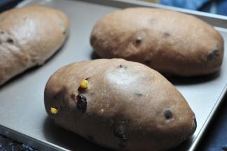 发至两倍大。发酵完成的面团是挺立的，及时将烤箱上下火210预热