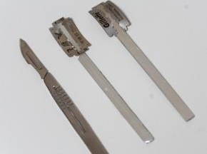 十字直口可以用手术刀来割，正常的斜口还是用刀片来的方便