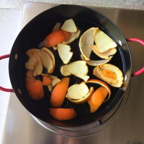 在剥皮前一定要将橙子洗净