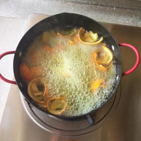 冷水下锅，煮沸五分钟左右