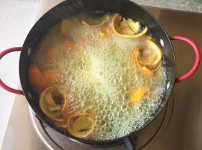 冷水下锅，煮沸五分钟左右