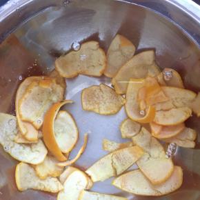 取出过冷水，反复两至三次，去除橙皮的涩味