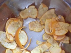 取出过冷水，反复两至三次，去除橙皮的涩味