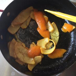 放入锅中，加入适量的糖一起小火煮，煮至汁稠