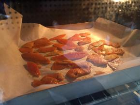 烤箱100度烘干水分，烘至不粘手即可