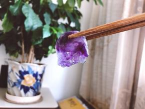 这是我把汤圆咬了以后把馅吸出来吃掉，皮很晶莹剔透