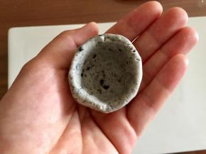 把粉团中间按一个洞，捏成小碗的形状。