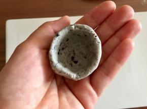 把粉团中间按一个洞，捏成小碗的形状。