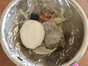 这是我之前上汤圆课后剩下粉团，这里用到白色、灰色和黑色。先揉出白色粉团，把糯米粉和清水和成粉团，取一小块煮熟后，再与生的粉团和在一起，揉匀，这样再包馅就不容易破。灰色的粉团就是白色粉团和黑芝麻馅儿和一起的。再取一点点粉团揉进竹炭粉。