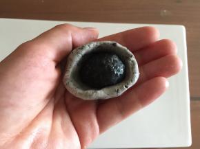 把冻好的黑芝麻馅儿放进去。