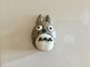 用黑色粉团捏出眼睛、鼻子和肚子上的装饰