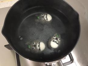 锅里烧开水，然后转小火，把汤圆轻轻放进去煮，煮至漂起来即可。
