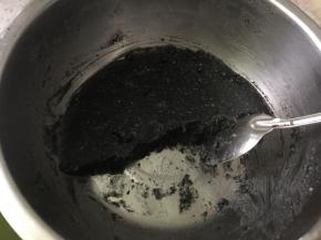 把黑芝麻粉、猪油和白糖混合均匀，放冰箱冻硬，然后揉成8～10克左右的小球做馅儿。