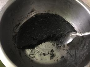 把黑芝麻粉、猪油和白糖混合均匀，放冰箱冻硬，然后揉成8～10克左右的小球做馅儿。
