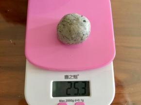 取一团灰色粉团，25克左右，揉圆。