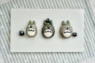 头上的叶子是蓝色色素+黄色色素调成了绿色，也可以用抹茶粉。灰尘精灵就用黑色粉团搓圆了，眼睛用白色粉团加黑芝麻就可以啦。