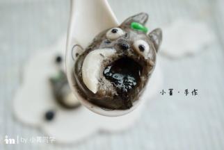 咬开之后，黑芝麻馅儿就流出来了，这张画面有些残忍…