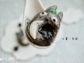 咬开之后，黑芝麻馅儿就流出来了，这张画面有些残忍…