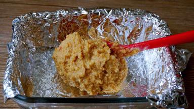 冰盒用锡纸包裹起来，加入花生馅