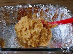 冰盒用锡纸包裹起来，加入花生馅