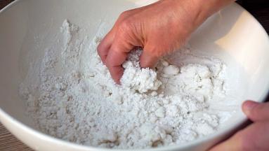 揉捏均匀，无干粉颗粒