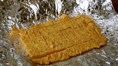 花生馅切成小块