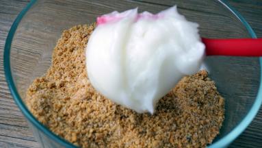 再加入猪油充分搅拌均匀