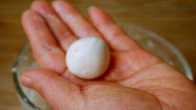 用双手手心轻轻揉圆