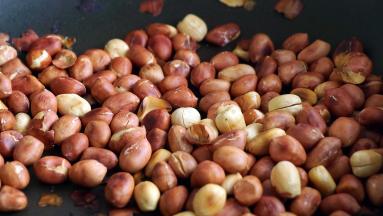 花生米炒至微焦，晾凉备用