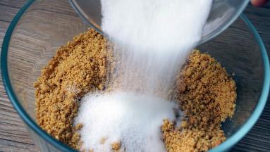 加入细砂糖拌匀