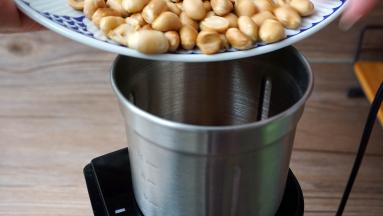 用料理机将花生米打成细小颗粒