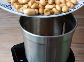 用料理机将花生米打成细小颗粒