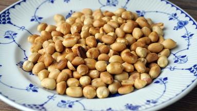 晾凉后去掉花生衣