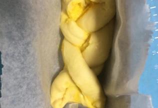 放入吐司盒内，准备二次发酵，烤箱预热40度底盘放入一盘清水，送面包发酵