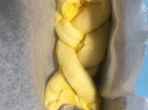 放入吐司盒内，准备二次发酵，烤箱预热40度底盘放入一盘清水，送面包发酵