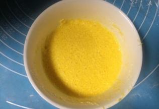 将椰蓉鸡蛋糖粉搅拌均匀备用