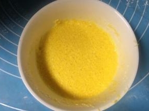 将椰蓉鸡蛋糖粉搅拌均匀备用