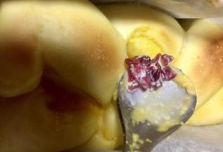 烤至10分钟时取出，表面撒上蔓越莓